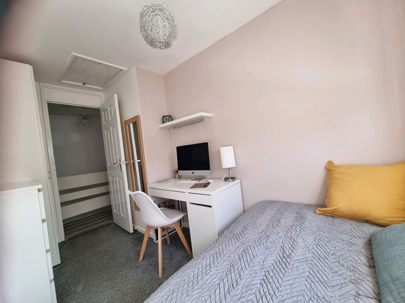 Room Beale Court in Crawley