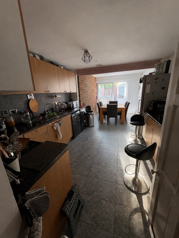 Room Beale Court in Crawley