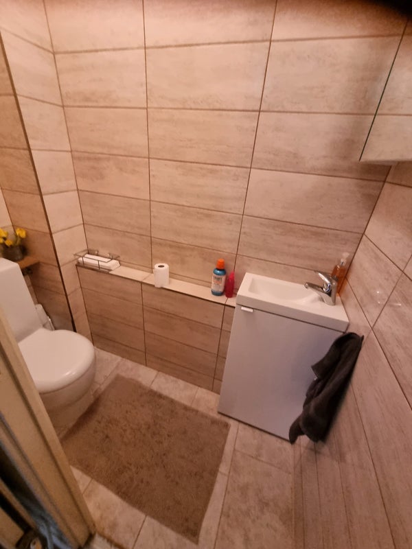 Room Beale Court in Crawley