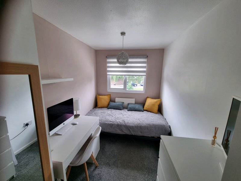 Room Beale Court in Crawley
