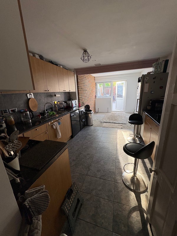 Room Beale Court in Crawley