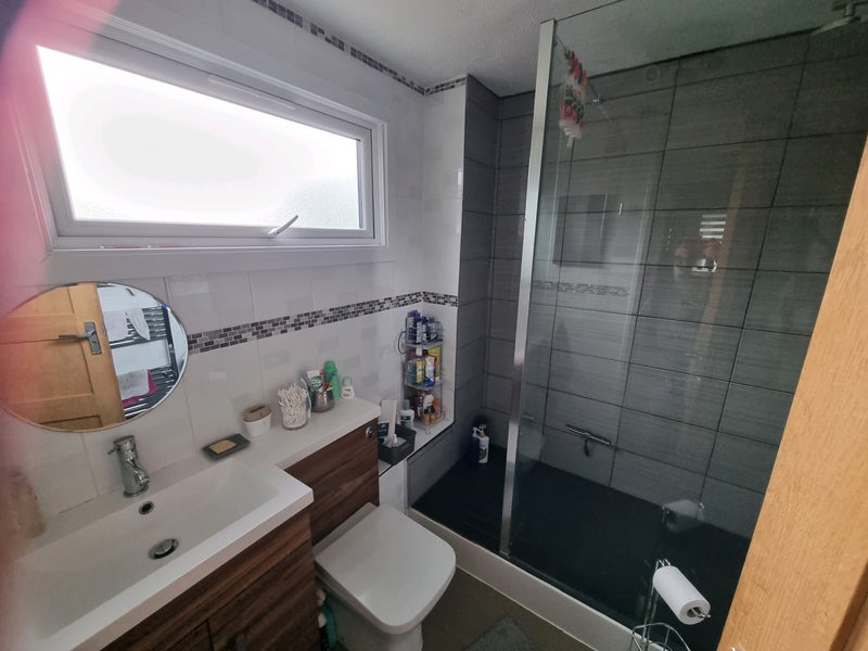 Room Beale Court in Crawley