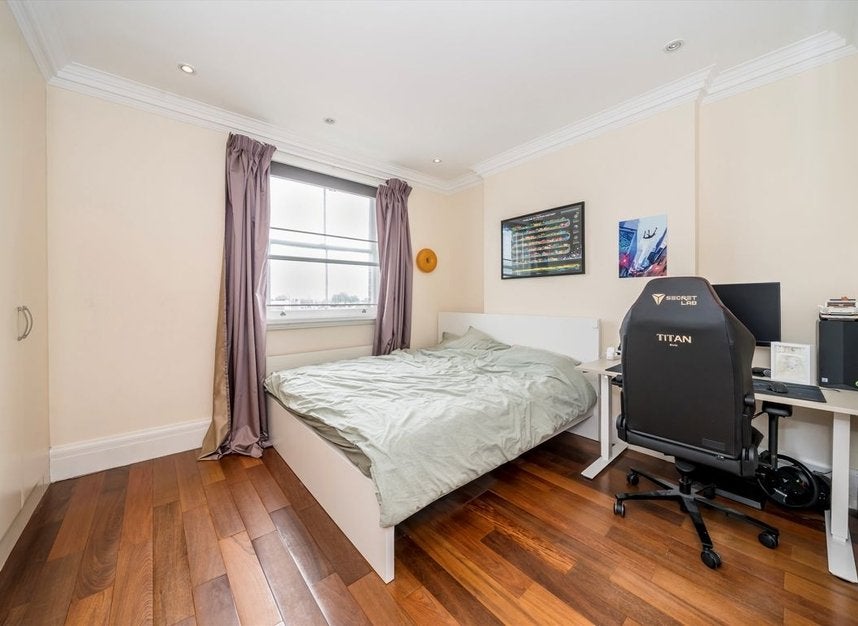 Flat Campden Hill Gardens in Greater London