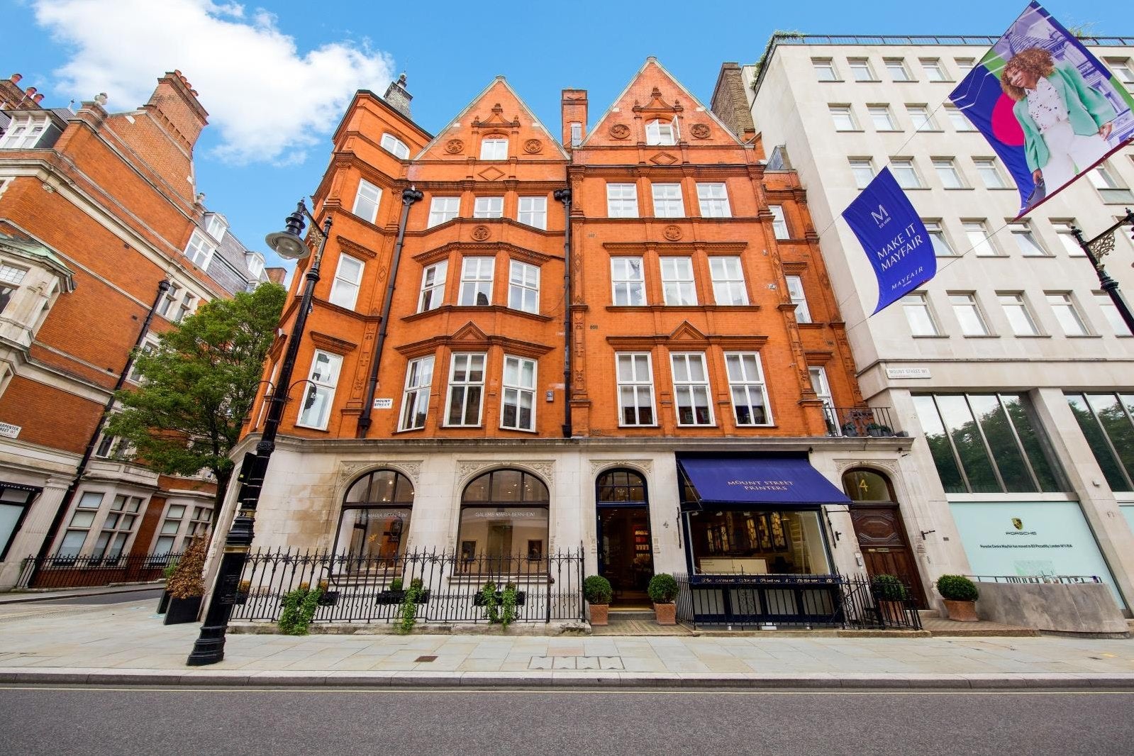 Flat Mount Street in City of Westminster