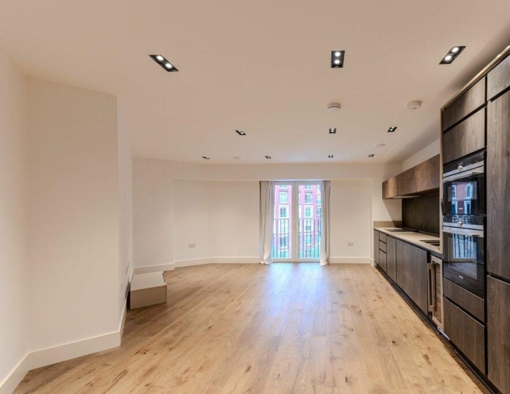 Flat Miles Street in Greater London