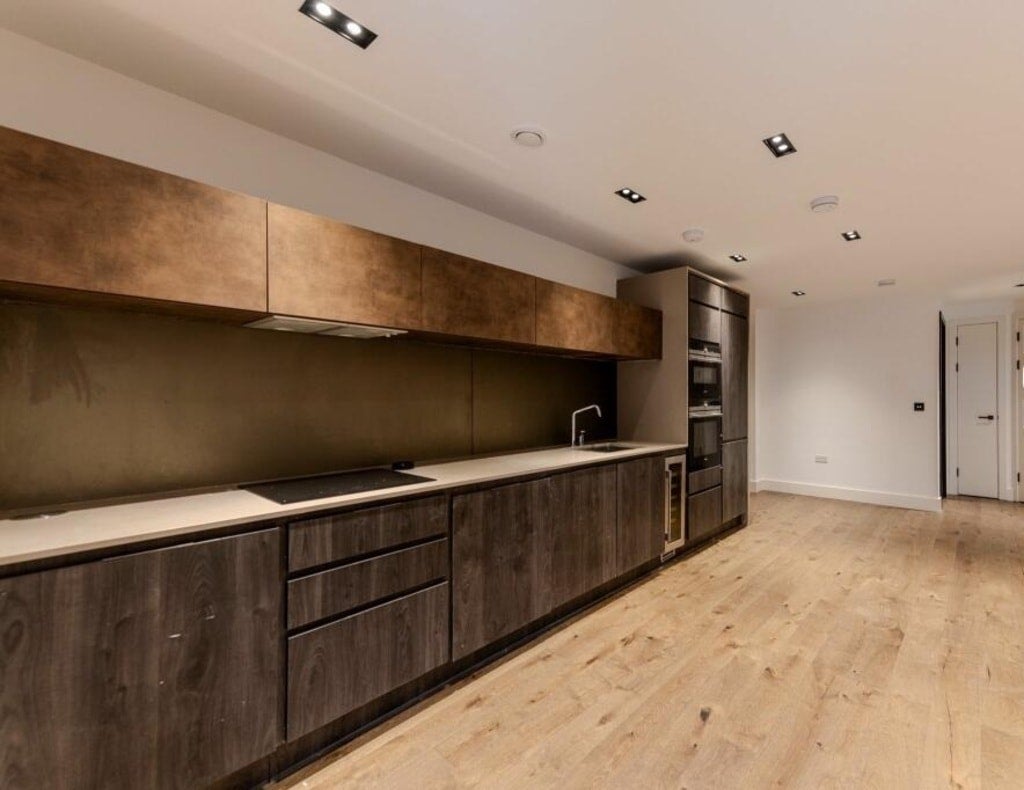 Flat Miles Street in Greater London