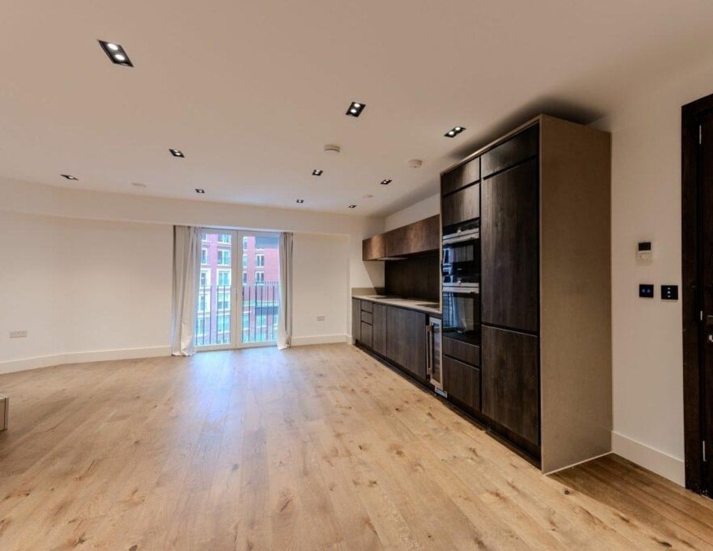 Flat Miles Street in Greater London
