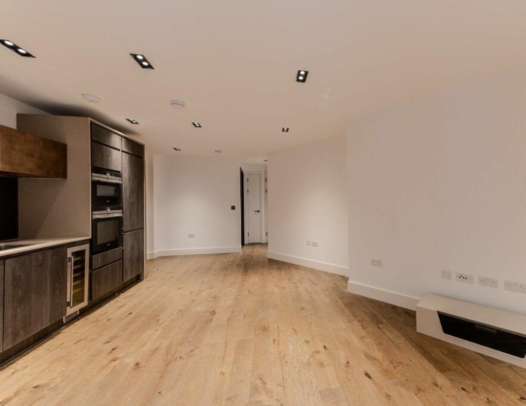Flat Miles Street in Greater London