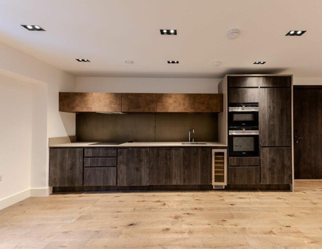 Flat Miles Street in Greater London