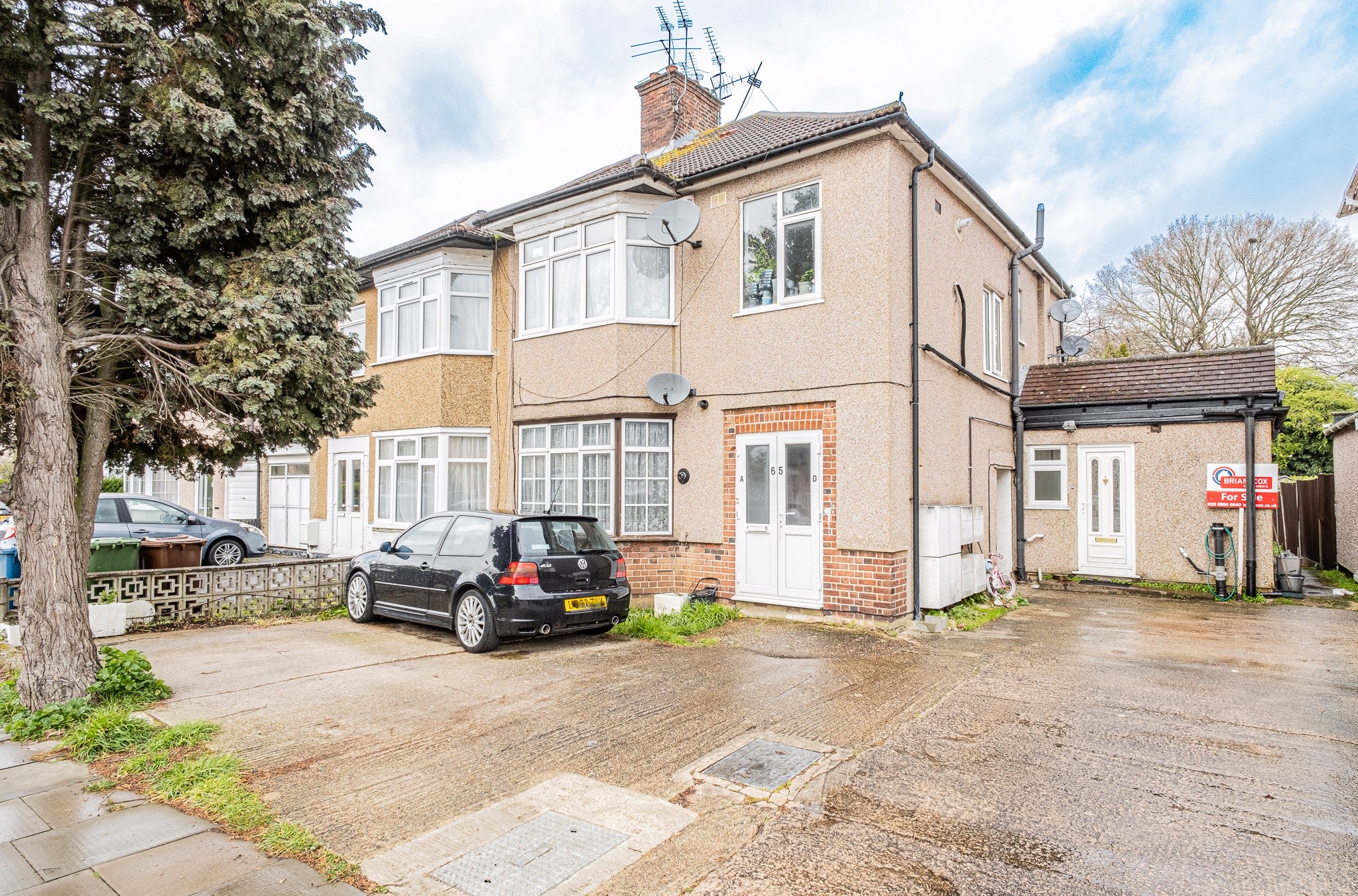Flat Pinner Park Avenue in Greater London
