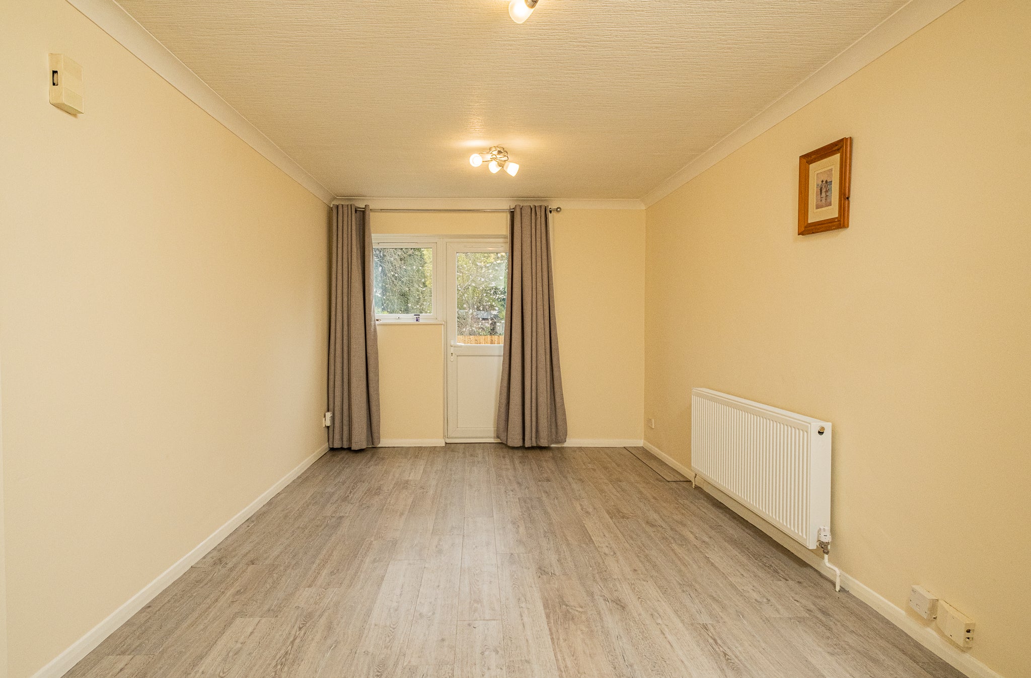 Flat Pinner Park Avenue in Greater London