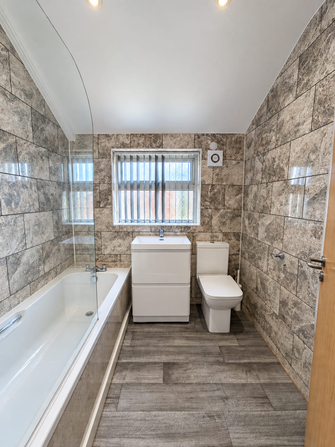 Room Welholme Road in Grimsby