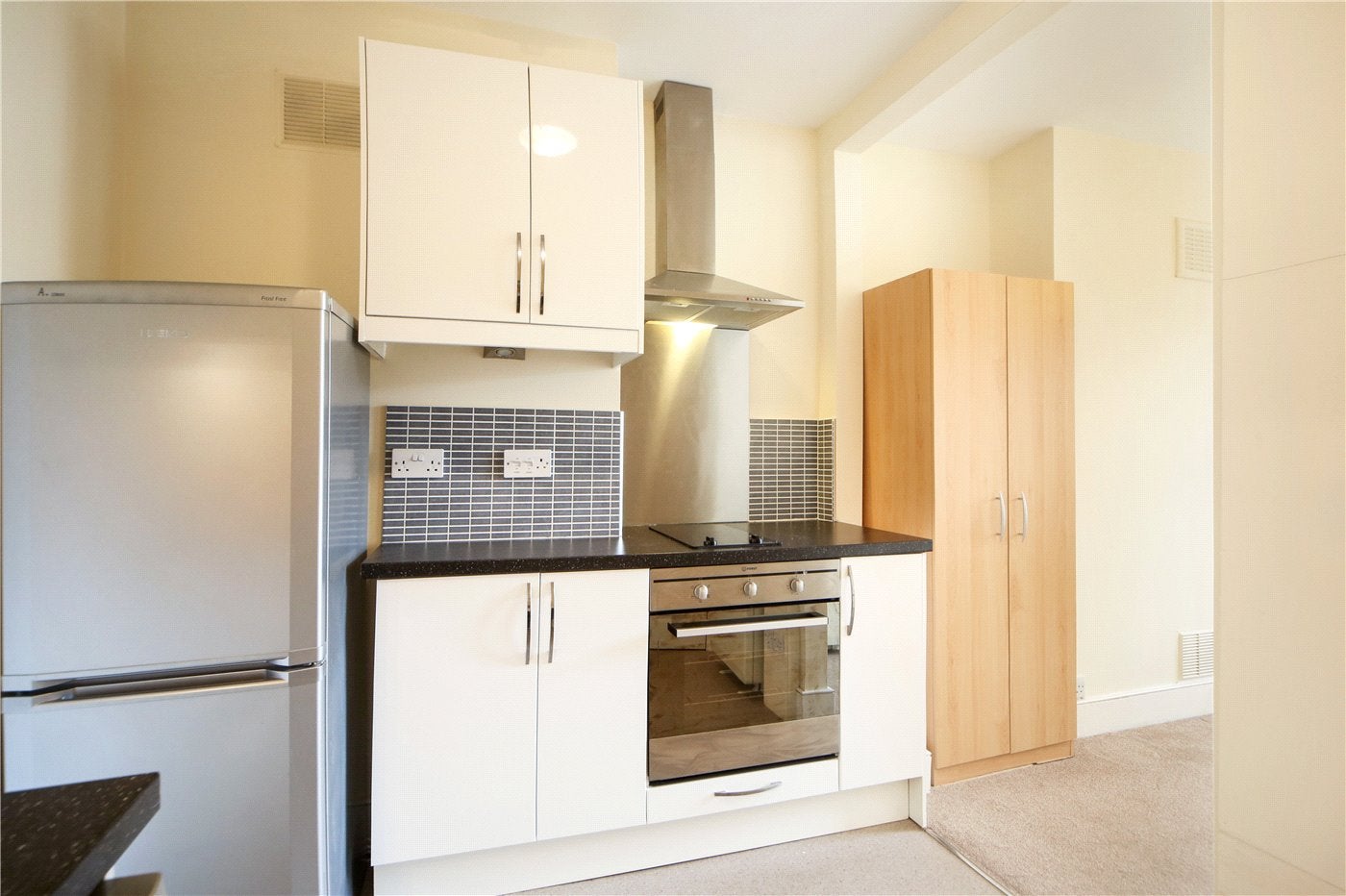 Flat Brackenbury Road in Greater London