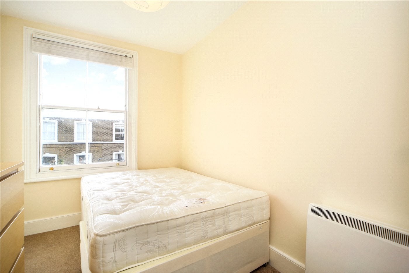 Flat Brackenbury Road in Greater London