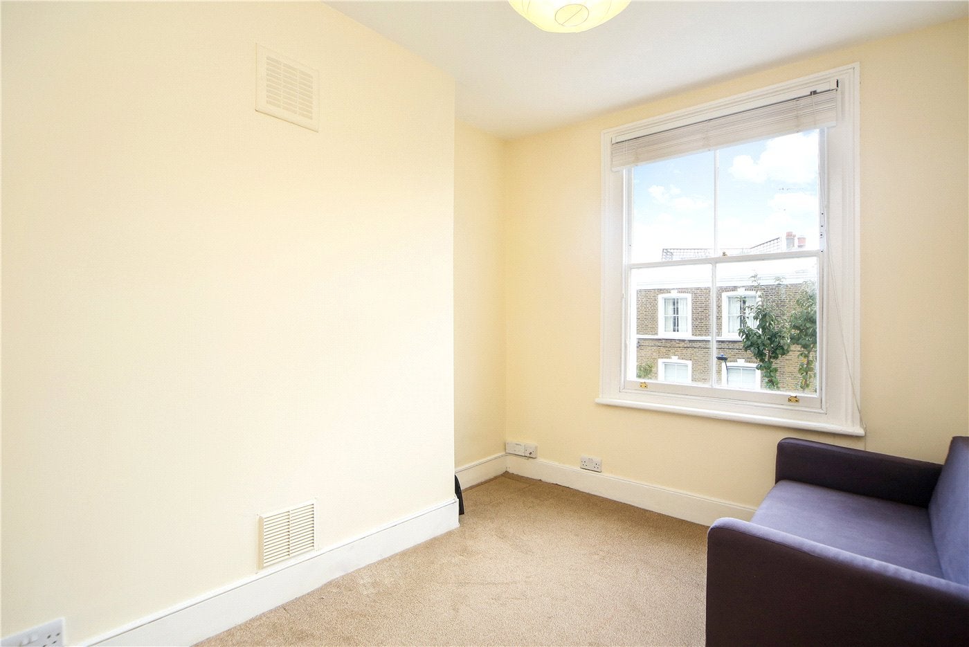 Flat Brackenbury Road in Greater London
