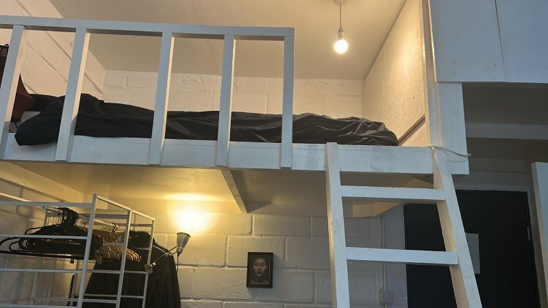 Flat Queens Yard in Greater London