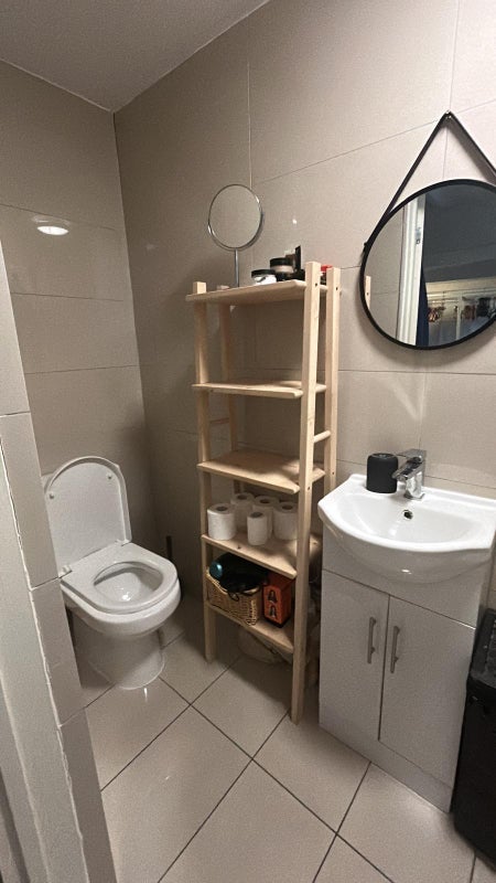 Flat Queens Yard in Greater London