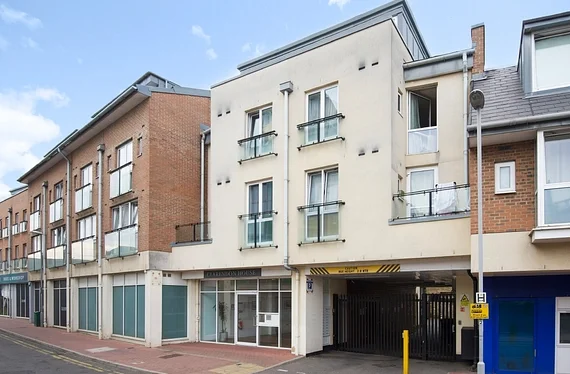 Flat Elm Crescent in Greater London