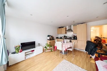 Flat Elm Crescent in Greater London