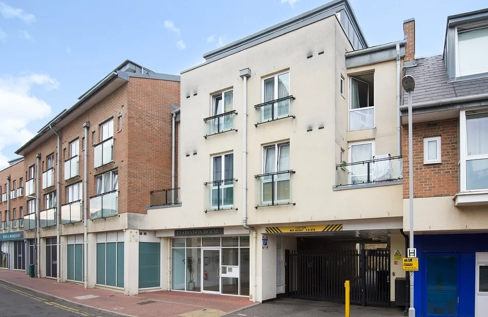 Flat Elm Crescent in Greater London