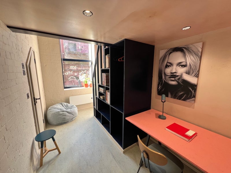 Room Catwalk Place in Greater London