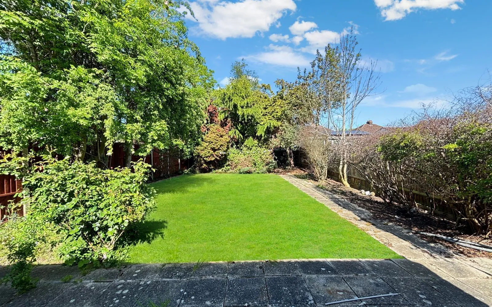 House Uppingham Avenue in Greater London