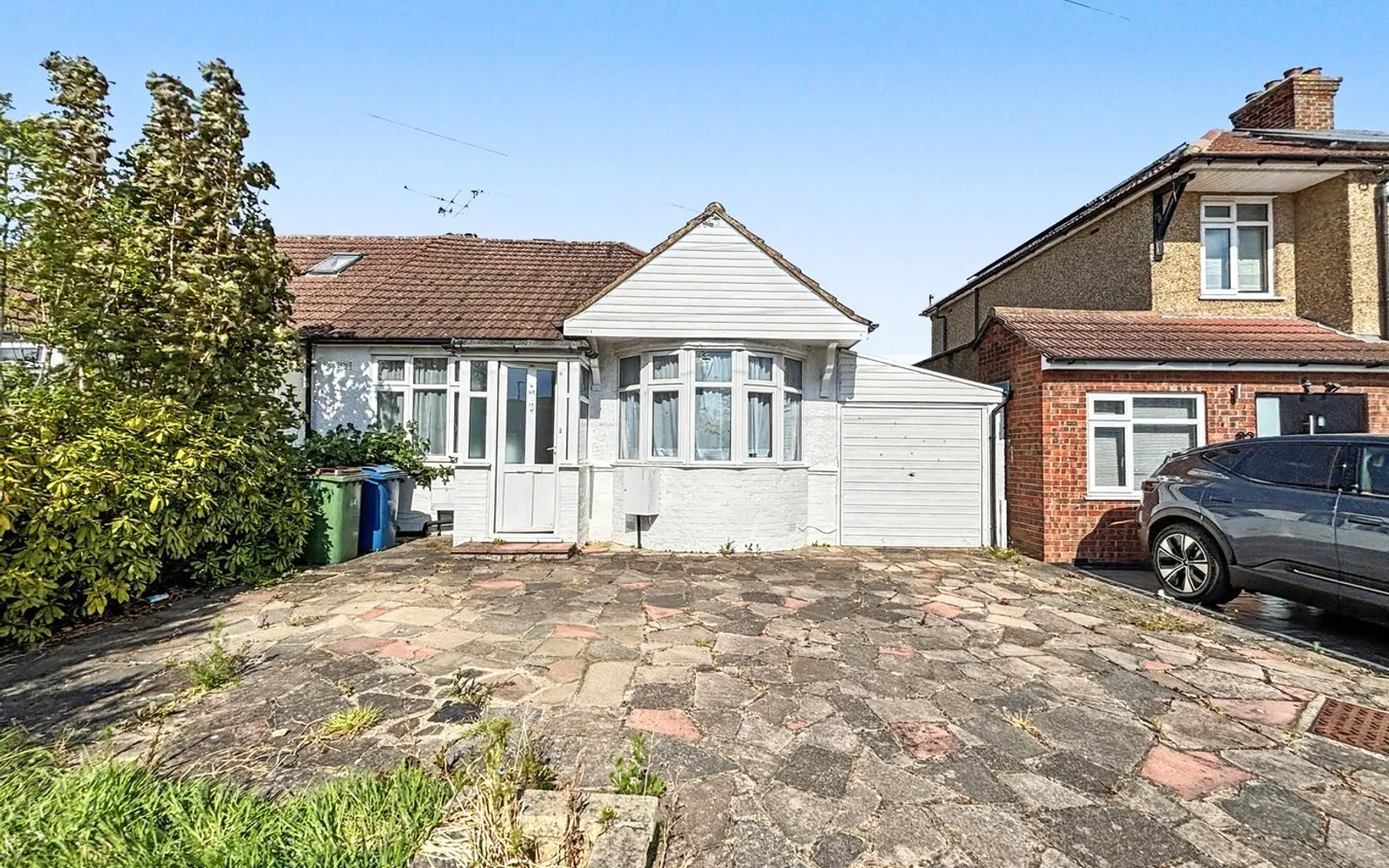 House Uppingham Avenue in Greater London