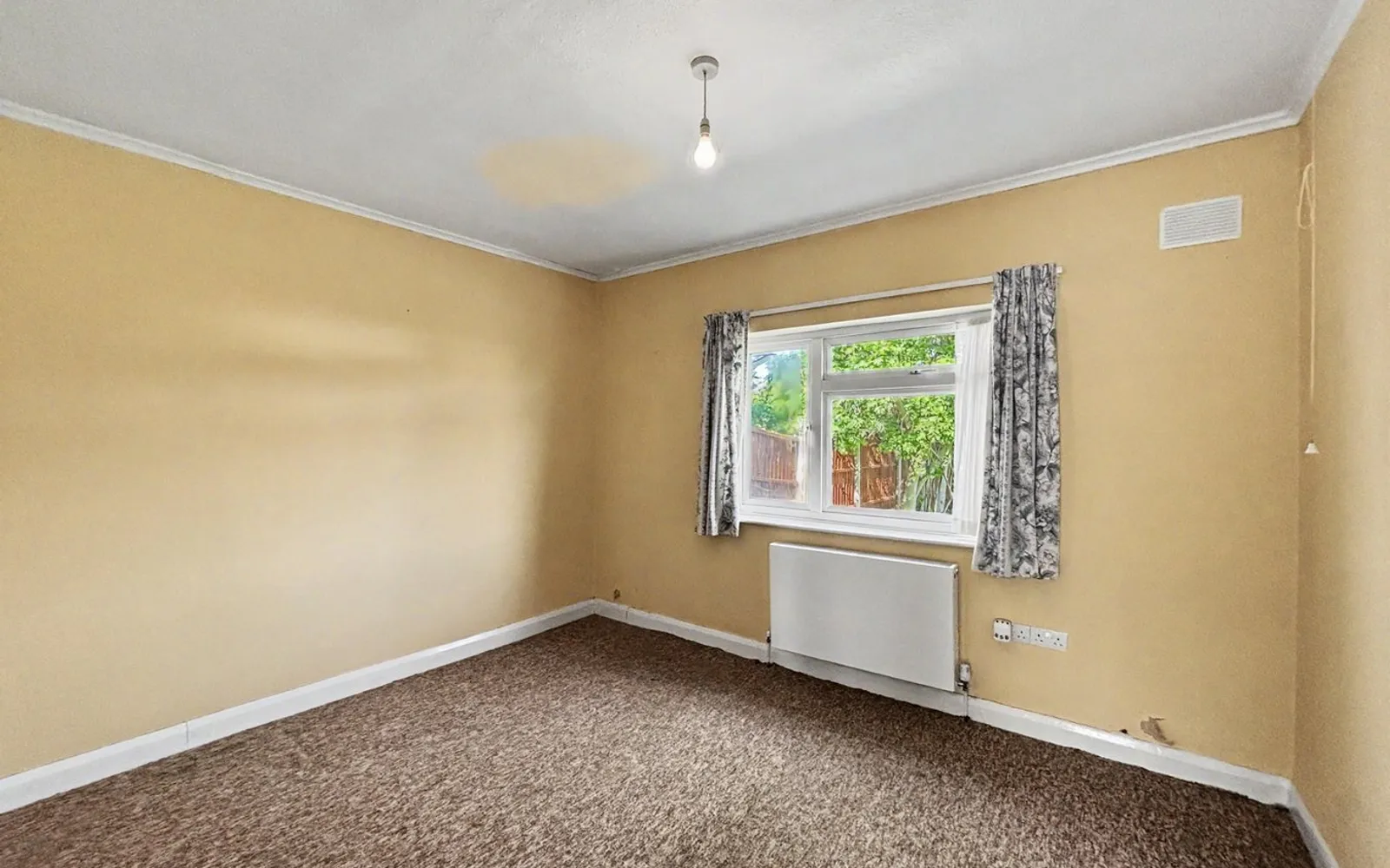 House Uppingham Avenue in Greater London