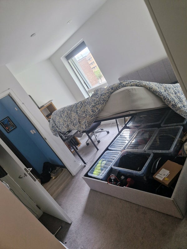 Room Aytoun Road in Greater London