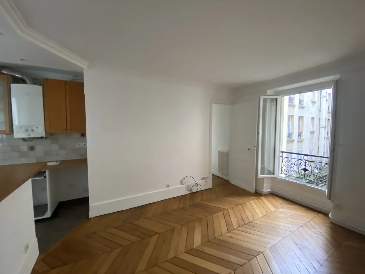 Flat Rue Fourcroy in Paris