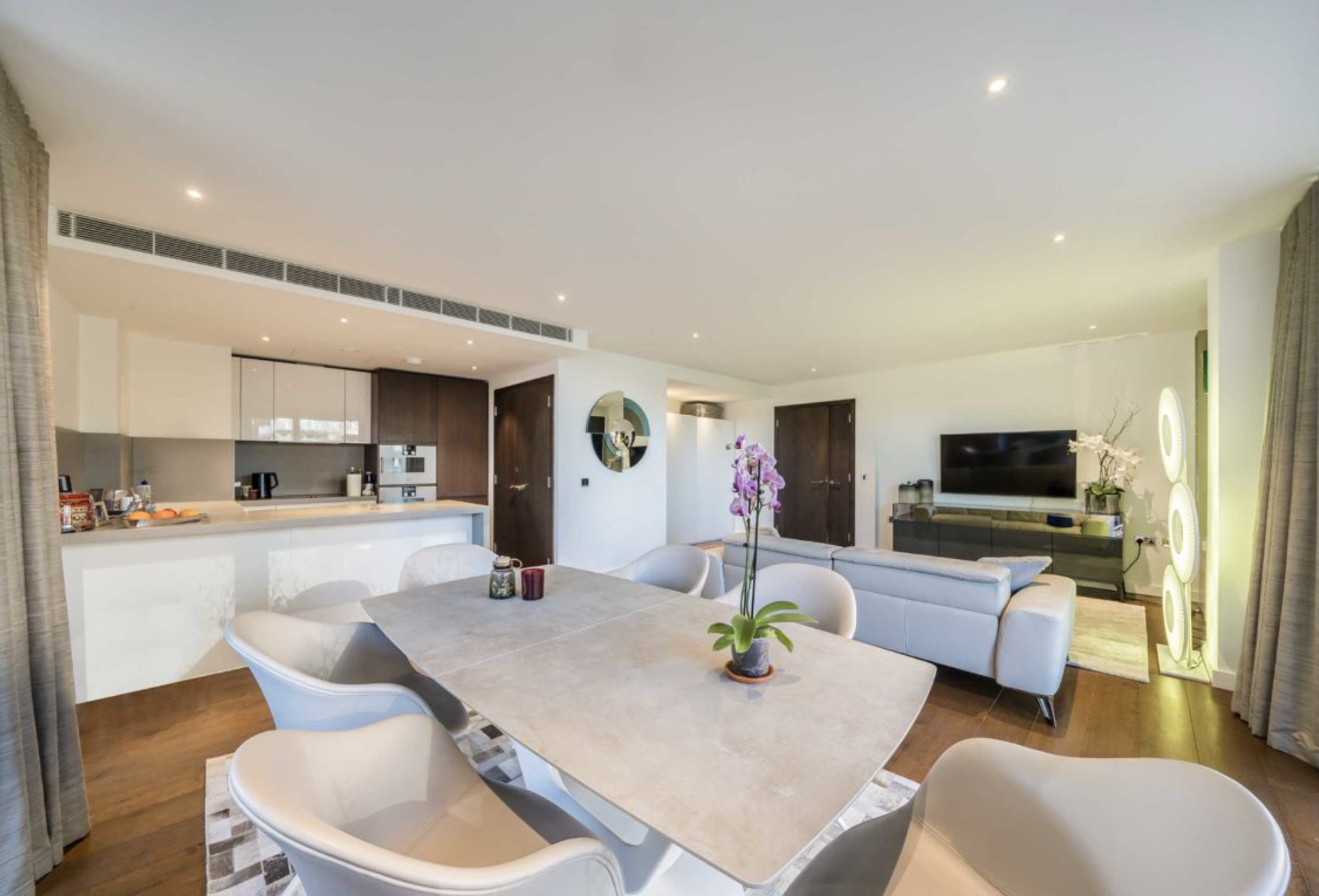 Flat Waterfront Drive in Greater London
