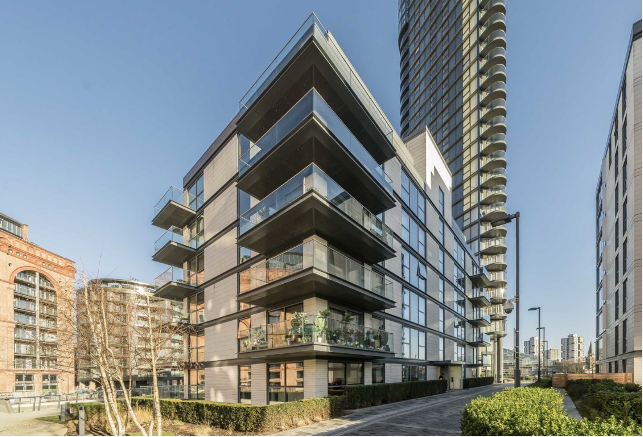 Flat Waterfront Drive in Greater London
