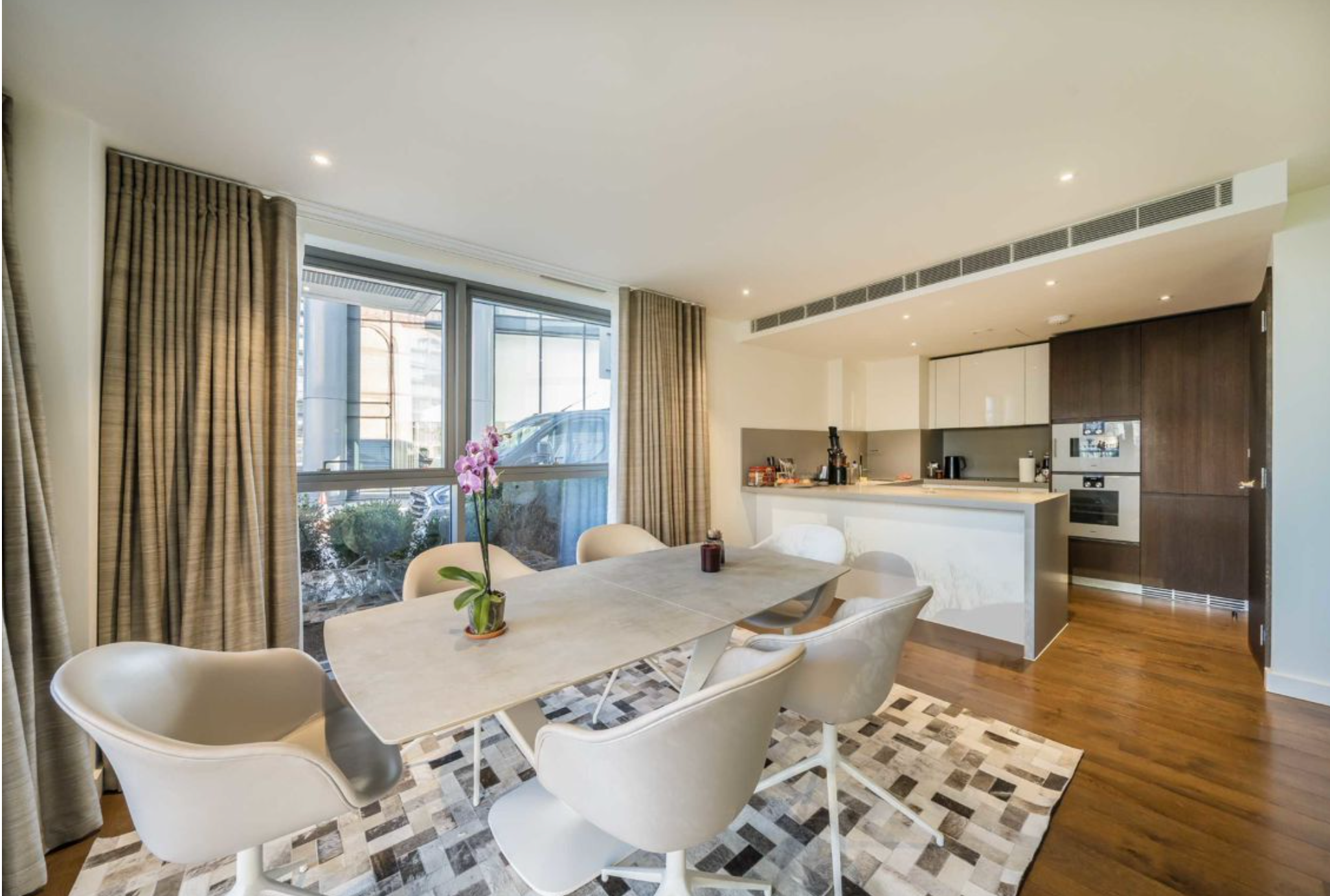 Flat Waterfront Drive in Greater London
