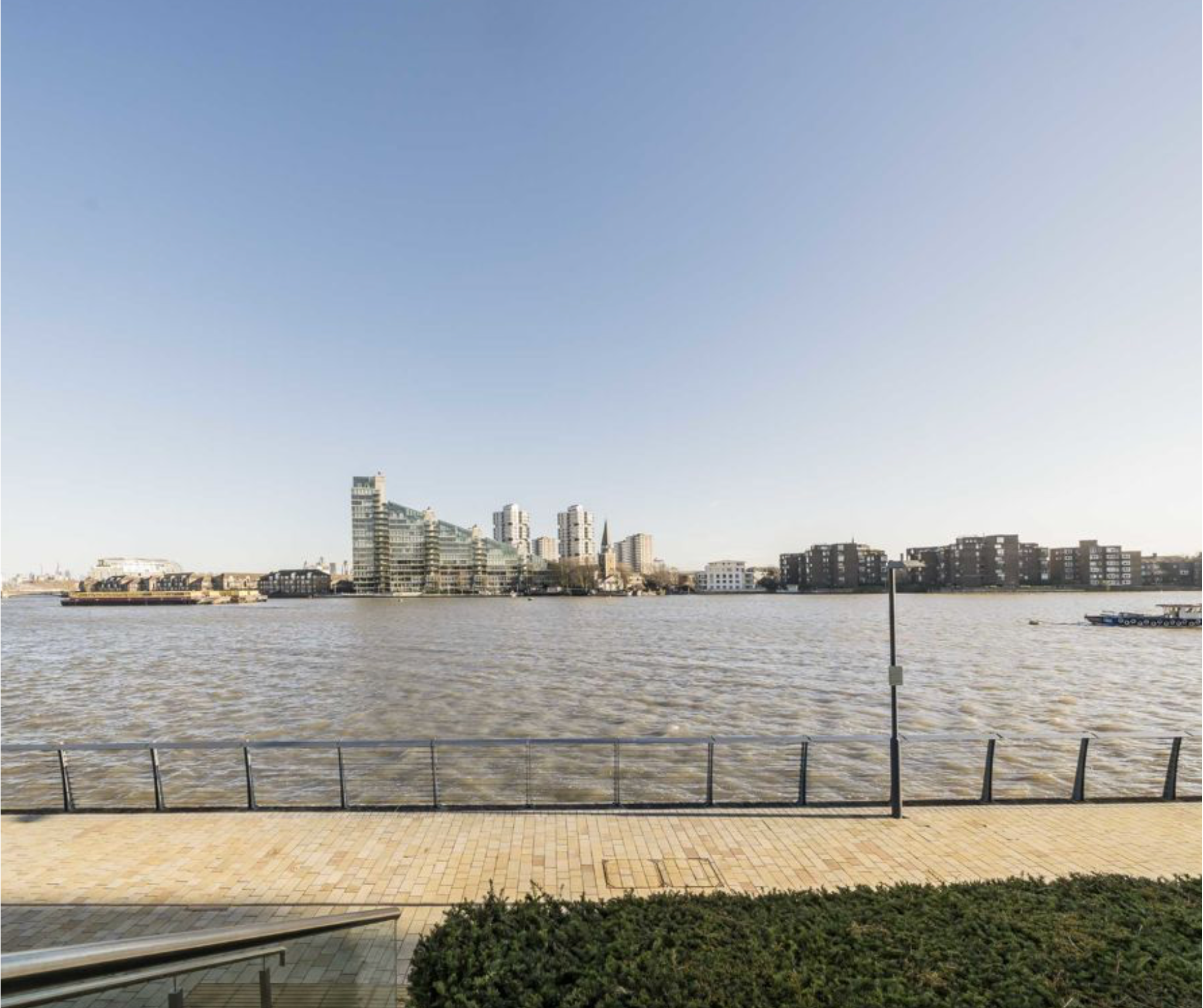 Flat Waterfront Drive in Greater London