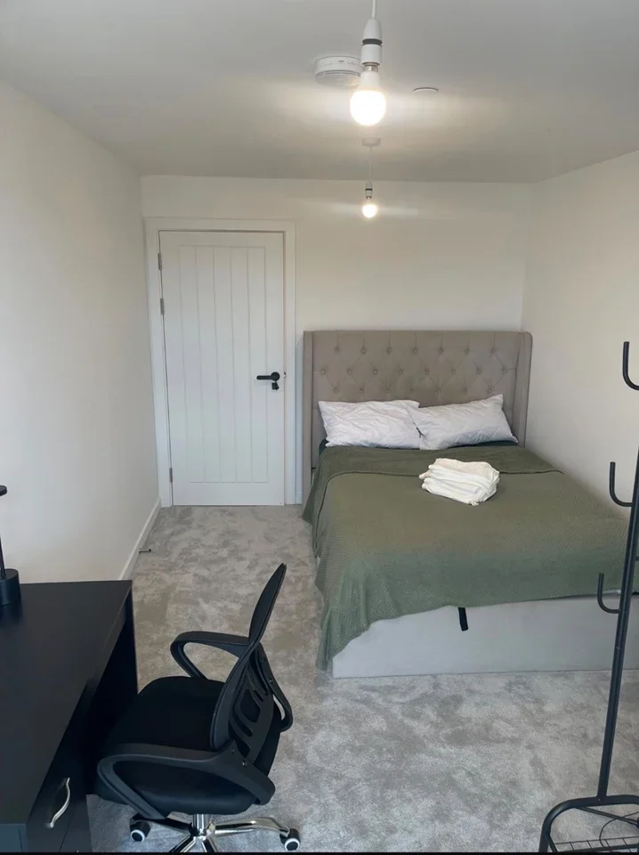 Room Crossways Boulevard in Dartford