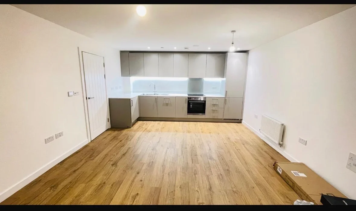 Room Crossways Boulevard in Dartford