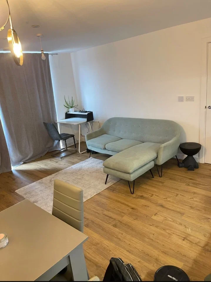 Room Crossways Boulevard in Dartford