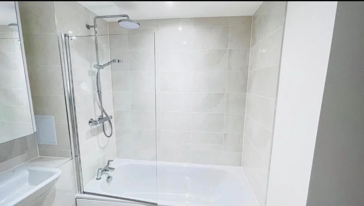 Room Crossways Boulevard in Dartford