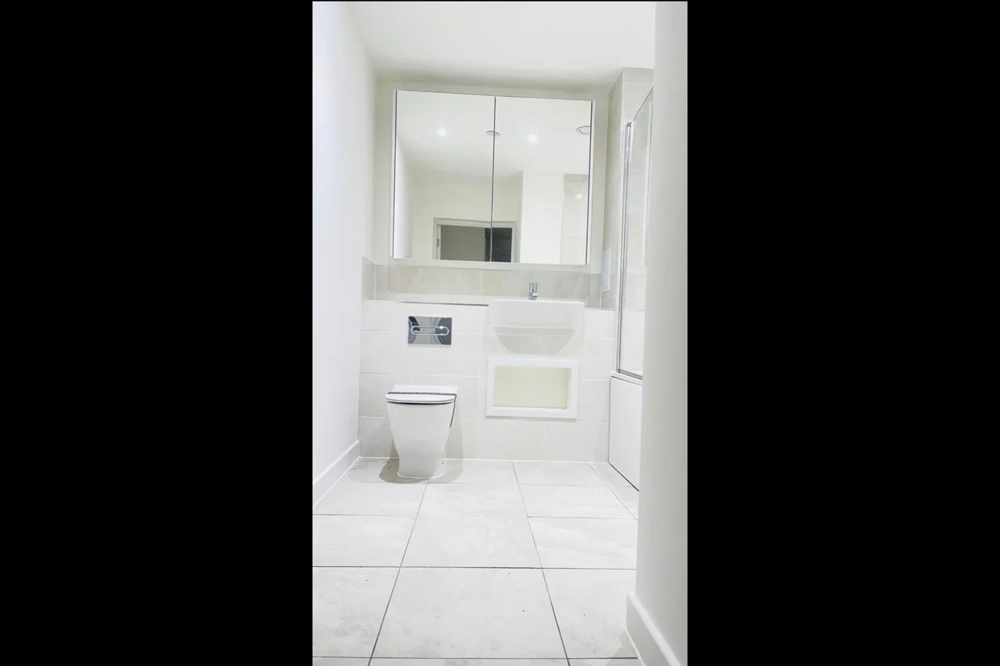 Room Crossways Boulevard in Dartford