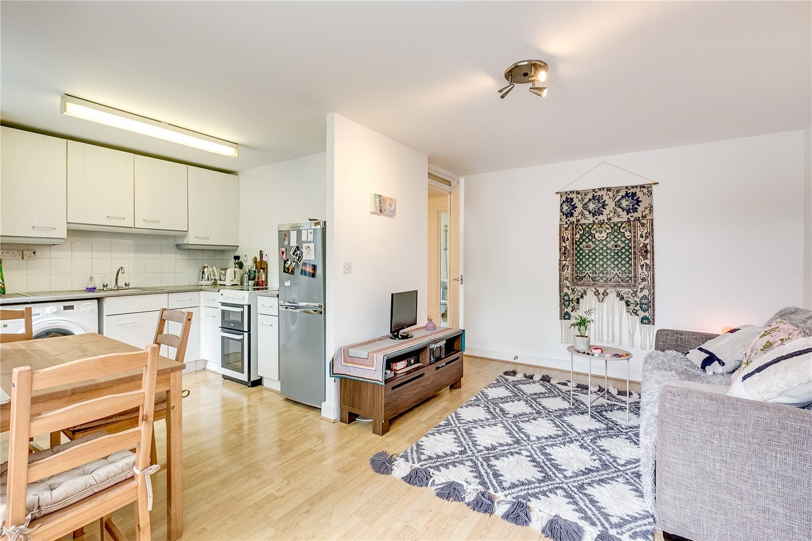 Flat Mackenzie Road in Greater London