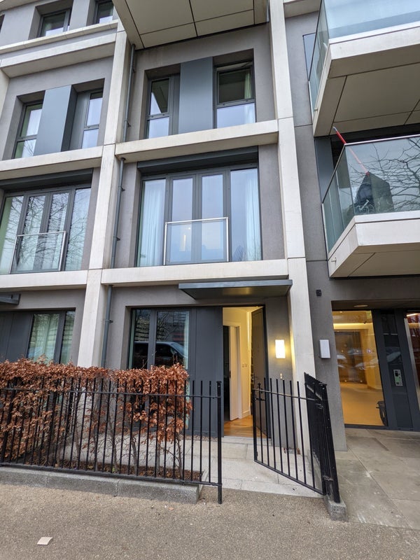 Room Anthems Way in Greater London