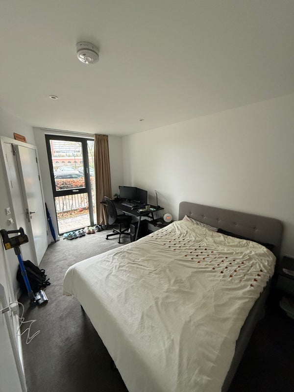 Room Anthems Way in Greater London