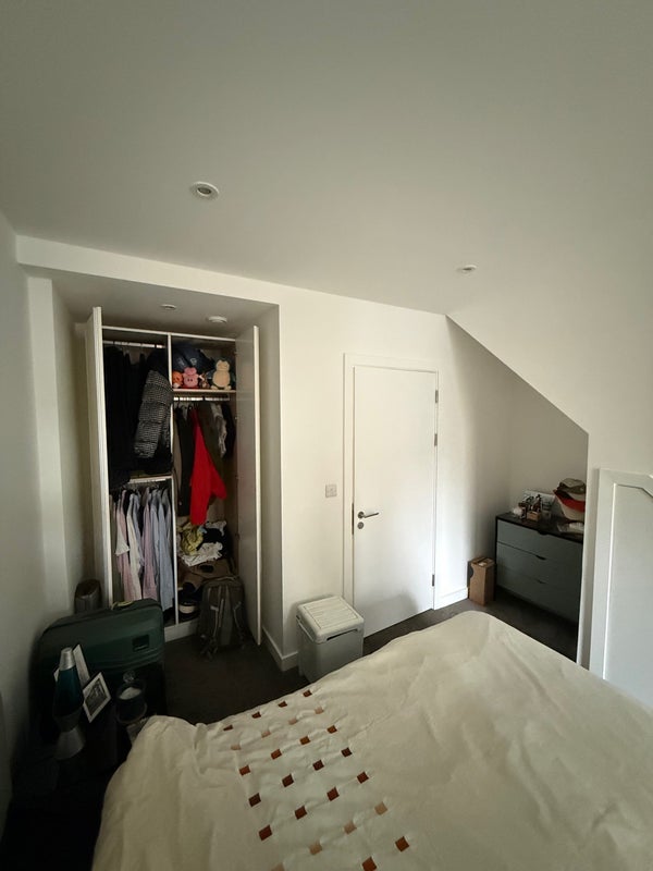 Room Anthems Way in Greater London