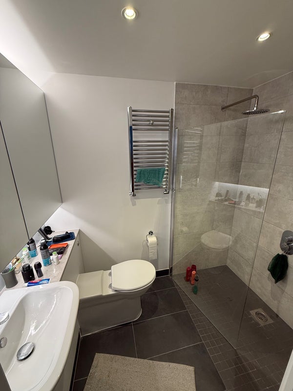 Room Anthems Way in Greater London