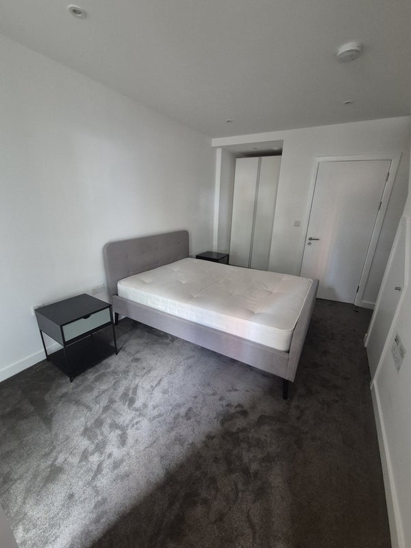 Room Anthems Way in Greater London