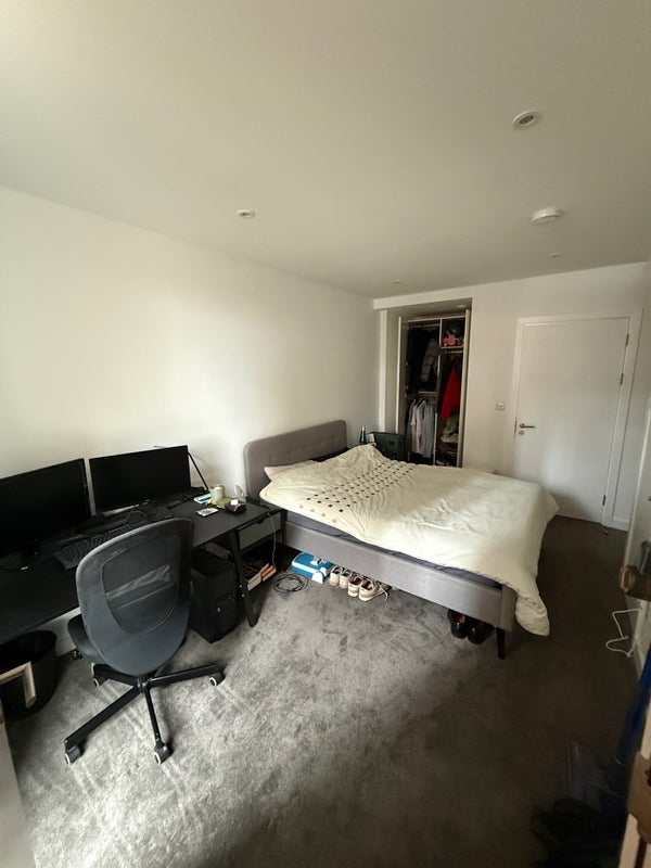 Room Anthems Way in Greater London