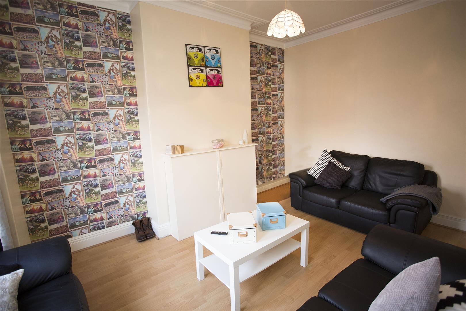 Flat Canterbury Drive in Leeds