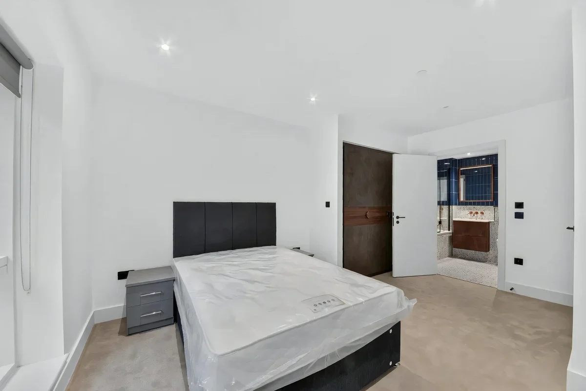 Flat Altenburg Gardens in Greater London