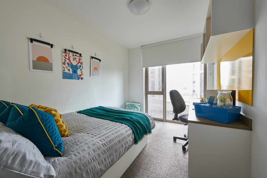 Room North End Road in Greater London