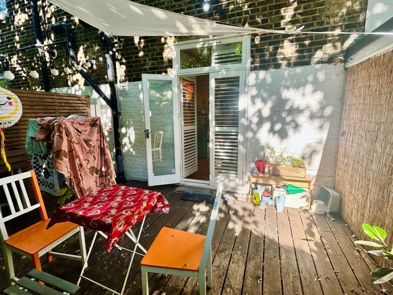 Flat Bodney Road in Greater London